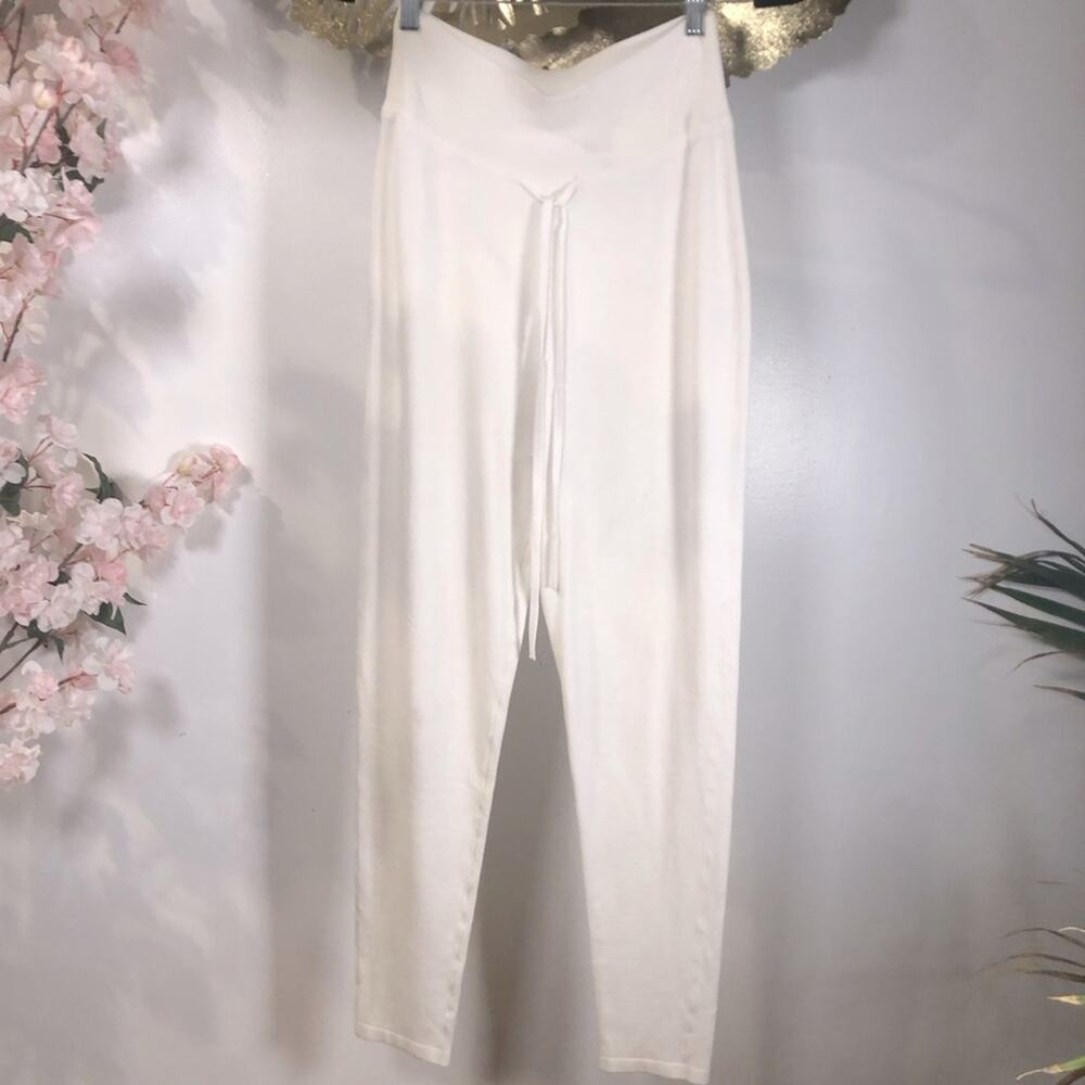 Live the process pants joggers in white.